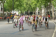 Round the Aldwych / 500 riders cycling around the Aldwych all dressed in various types of tweed