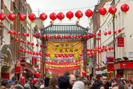 Gate to Chinatown (I) / Latterns and decorations at the Chinese gate to Gerrard Street, London