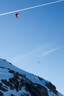 Ballons in the mountains / Some ballons passing by the top of the mountains