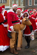 London Santacon 2015 - #063 / Hundreds of Santas take to the London streets to spread Christmas cheer