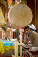 Buddhist worshipper / Worshipper in a buddhish temple looking towards the door under a drum