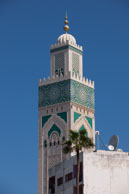 Minaret of Hassan II Mosque / Minaret of Hassan II Mosque with satellite dishes on a nearby building