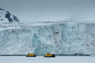 Huge glacier / Two zodiacs show the size of the glacier at Samarinvågen / Brepollen, Svalbard