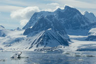 Floating Ice and Peaks / Floating ice and peaks at Burgerbukta / Brepollen, Svalbard